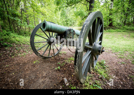 MCLEAN, Virginia, Stati Uniti - cannone storico a Fort Marcy. Sulle rive del Potomac a McLean, Virginia, appena a ovest di Washington DC, Fort Marcy è un sito storico sulla George Washington Parkway gestito dal National Park Service. Durante la guerra civile fu uno dei numerosi forti che circondarono Washington DC per proteggere la città. Foto Stock