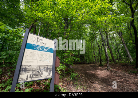 Fort Marcy Trail Entrance McLean Virginia // MCLEAN, Virginia, Stati Uniti - ingresso al sentiero a Fort Marcy. Sulle rive del Potomac a McLean, Virginia, appena a ovest di Washington DC, Fort Marcy è un sito storico sulla George Washington Parkway gestito dal National Park Service. Durante la guerra civile fu uno dei numerosi forti che circondarono Washington DC per proteggere la città. Foto Stock