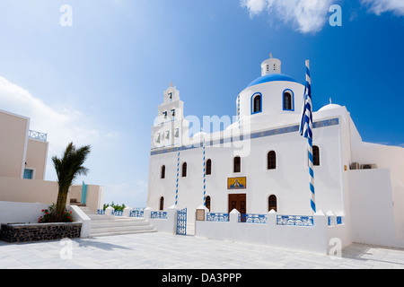 Chiesa greco ortodossa nella cittadina di Oia Santorini grecia Europa Foto Stock