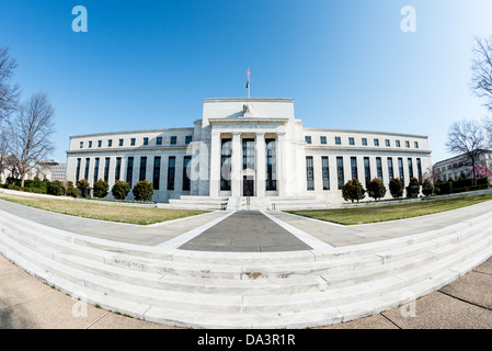 Federal Reserve Building Constitution Avenue Washington DC // WASHINGTON DC — la facciata meridionale dell'edificio della Federal Reserve, una struttura neoclassica prominente, è mostrata accanto al National Mall. Progettato dagli architetti Paul Philippe Cret e York e Sawyer, l'edificio è stato completato nel 1937. La sua imponente facciata presenta un portico centrale con colonne corinzie ed è costruita principalmente in marmo. Il Federal Reserve System, istituito nel 1913, funge da banca centrale degli Stati Uniti. Foto Stock