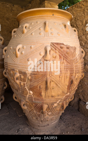 Un Pithos, grande giara di storage, nelle riviste dei giganti, il Palazzo di Cnosso, Cnosso, Creta, Grecia Foto Stock