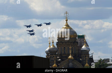 Jul 02, 2013 - San Pietroburgo, Russia - Su-27 di combattenti del Russkiye Vityszi 'Cavalieri russo' aerobatic team e MiG-29 combattenti del Strizhi 'Swifts' aerobatic team svolgendo missioni di formazione oltre il golfo di Finlandia e della Chiesa dell Assunzione della Beata Vergine Maria a San Pietroburgo. Il 4 luglio 2013 essi verranno eseguiti in corrispondenza dell'apertura del salone navale. (Credito Immagine: © Andrey Pronin/ZUMAPRESS.com) Foto Stock