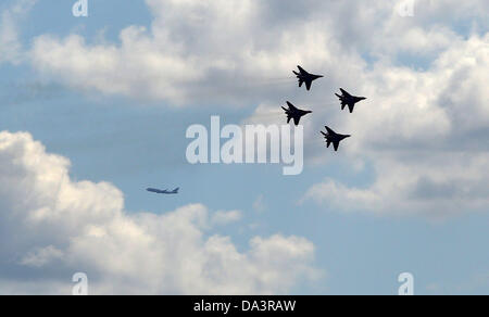 Jul 02, 2013 - San Pietroburgo, Russia - Su-27 di combattenti del Russkiye Vityszi 'Cavalieri russo' aerobatic team e MiG-29 combattenti del Strizhi 'Swifts' aerobatic team svolgendo missioni di formazione oltre il golfo di Finlandia e della Chiesa dell Assunzione della Beata Vergine Maria a San Pietroburgo. Il 4 luglio 2013 essi verranno eseguiti in corrispondenza dell'apertura del salone navale. (Credito Immagine: © Andrey Pronin/ZUMAPRESS.com) Foto Stock