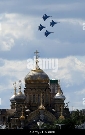 Jul 02, 2013 - San Pietroburgo, Russia - Su-27 di combattenti del Russkiye Vityszi 'Cavalieri russo' aerobatic team e MiG-29 combattenti del Strizhi 'Swifts' aerobatic team svolgendo missioni di formazione oltre il golfo di Finlandia e della Chiesa dell Assunzione della Beata Vergine Maria a San Pietroburgo. Il 4 luglio 2013 essi verranno eseguiti in corrispondenza dell'apertura del salone navale. (Credito Immagine: © Andrey Pronin/ZUMAPRESS.com) Foto Stock