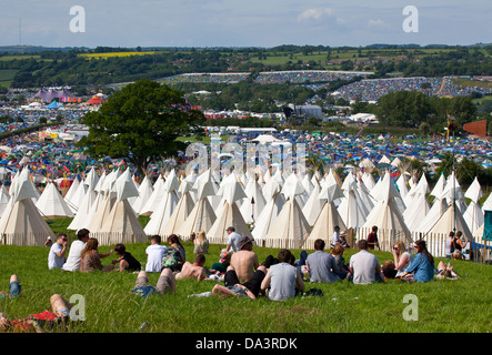 Vista di tende e tipis e stadi a Glastonbury Festival of Contemporary Performing Arts 2013. Foto Stock