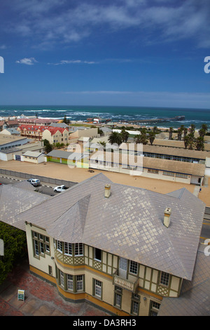 Vista di Woermannhaus, jetty e Oceano Atlantico, dalla Torre Woermann, Swakopmund, Namibia, Africa Foto Stock