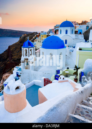 Crepuscolo sopra blu chiese a cupola a Oia Santorini Grecia Foto Stock