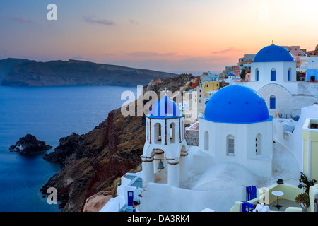 Crepuscolo sopra blu chiese a cupola a Oia Santorini Grecia Foto Stock