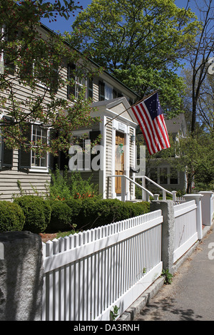 Vista di una casa dietro un white Picket Fence, nella concordia, Massachusetts Foto Stock