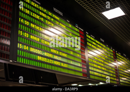 BRUXELLES, Belgio — Un tabellone digitale che mostra le partenze e gli arrivi alla Gare centrale nel centro di Bruxelles, Belgio. Foto Stock