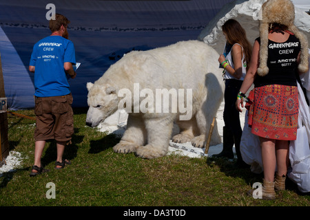 Campagna di Greenpeace per l'artic con un orso polare Glastonbury Festival of Contemporary Performing Arts 2013. Foto Stock