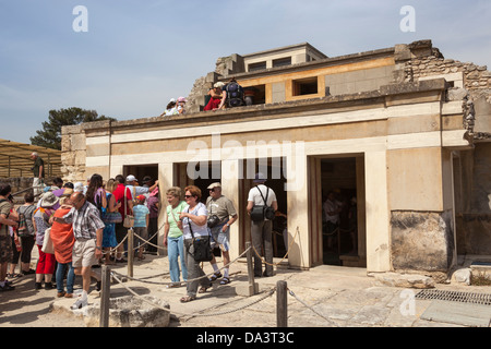 I turisti che visitano la Sala del Trono, il Palazzo di Cnosso, Cnosso, Creta, Grecia Foto Stock