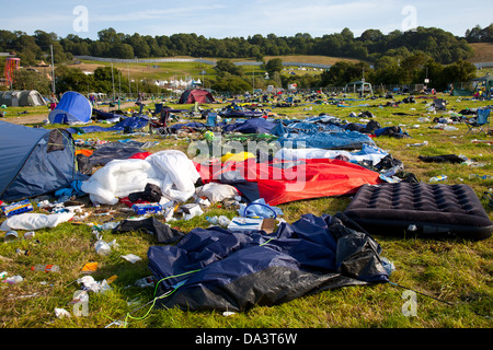 Abbandonate le tende e la spazzatura dopo il festival di Glastonbury 2013 Foto Stock