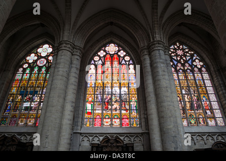 BRUXELLES, Belgio — tre vetrate colorate presso la Cattedrale di San Michele e San Gudula (in francese, Co-Cathédrale collégiale des SS-Michel et Gudule). Una chiesa fu fondata su questo sito nell'XI secolo, ma l'attuale edificio risale al XIII-XV secolo. La cattedrale cattolica romana è la sede di molte funzioni statali come incoronazioni, matrimoni reali e funerali di stato. Ha due santi patroni, San Michele e San Gudula, entrambi i quali sono anche i santi patroni di Bruxelles. Foto Stock