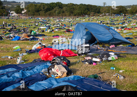 Abbandonate le tende e la spazzatura dopo il festival di Glastonbury 2013 Foto Stock