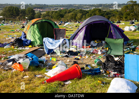 Abbandonate le tende e la spazzatura dopo il festival di Glastonbury 2013 Foto Stock