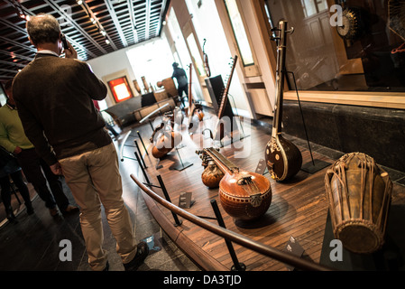 Collezione Musical Instrument Museum Bruxelles Belgio // BRUXELLES, Belgio — Musée des Instruments de Musique (Museo degli strumenti musicali) di Bruxelles, ospitato nell'imponente edificio Art Nouveau Old England. Questo museo, famoso in tutto il mondo, espone una vasta collezione di strumenti musicali di varie culture e periodi storici. Foto Stock