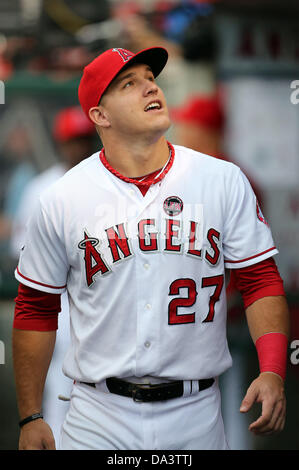 Anaheim, California, USA. Il 3° luglio 2013. Los Angeles Angels center fielder Mike Trote (27) prima della Major League Baseball gioco tra il St. Louis Cardinals e il Los Angeles Angeli a Angel Stadium il 2 luglio 2013 ad Anaheim, in California. Rob Carmell/CSM/Alamy Live News Foto Stock