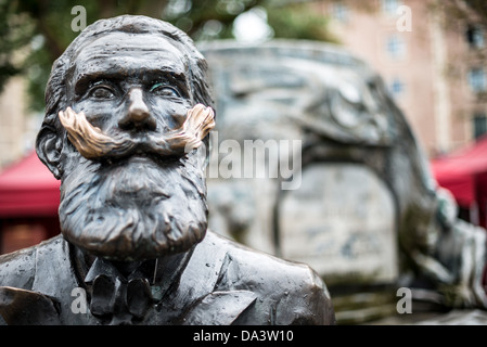 Una statua di Karel Buls (Charles Buls), un ex sindaco della città di Bruxelles (dal 1881 al 1899). La statua si trova in Grasmarkt/Rue du Marché aux Herbes-Agora Square nel centro città bassa. Foto Stock