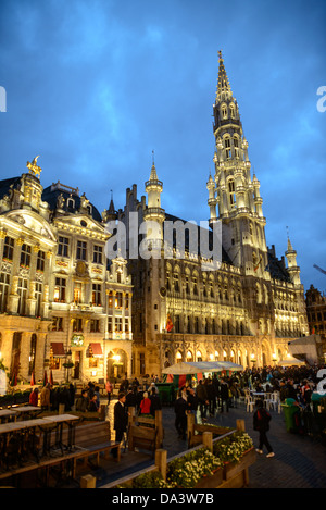 BRUXELLES, Belgio — Municipio nella Grand Place, Bruxelles, al crepuscolo. Originariamente la piazza del mercato centrale della città, la Grand-Place è ora un sito patrimonio dell'umanità dell'UNESCO. Gli edifici ornati fiancheggiano la piazza, tra cui le sale di gilda, il municipio di Bruxelles e la Breadhouse, e sette strade acciottolate vi si immettono. Foto Stock