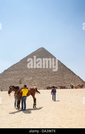 Grande Piramide di Giza, noto anche come piramide di Khufu e piramide di Cheope, Giza, il Cairo, Egitto Foto Stock