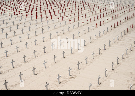 SANTA MONICA, California, Stati Uniti - file di piccole croci fiancheggiano la sabbia di Santa Monica Beach, parte di un memoriale di guerra temporaneo organizzato da Veterans for Peace. Conosciuta come "Arlington West", questa mostra commemora le vittime militari statunitensi, onorando i soldati che hanno perso la vita in conflitti come le guerre in Iraq e Afghanistan. Foto Stock