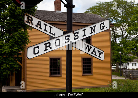 Un vintage railroad crossing segno è visto in Dearborn" Greenfield Village a Dearborn, vicino a Detroit (MI) Foto Stock