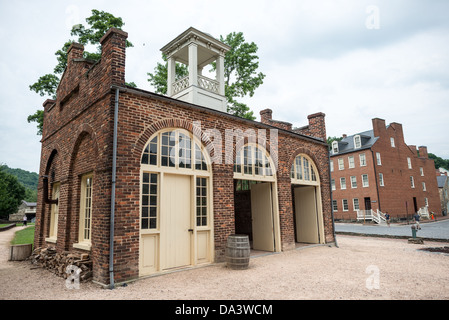 HARPERS FERRY, West Virginia, Stati Uniti - l'esterno del John Brown's Fort si trova nel parco storico nazionale di Harpers Ferry, West Virginia. Questa struttura in mattoni, originariamente la casa dei vigili del fuoco di Harpers Ferry Armory, fu il luogo dell'ultima resistenza dell'abolizionista John Brown durante il suo raid del 1859. L'edificio è stato trasferito dalla sua posizione originale alla sua posizione attuale nella città bassa. Foto Stock