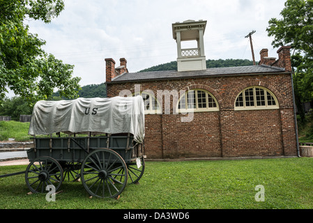 HARPERS FERRY, West Virginia, Stati Uniti - l'esterno del John Brown's Fort si trova nel parco storico nazionale di Harpers Ferry, West Virginia. Questa struttura in mattoni, originariamente la casa dei vigili del fuoco di Harpers Ferry Armory, fu il luogo dell'ultima resistenza dell'abolizionista John Brown durante il suo raid del 1859. L'edificio è stato trasferito dalla sua posizione originale alla sua posizione attuale nella città bassa. Foto Stock