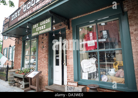 HARPERS FERRY, West Virginia, Stati Uniti - Un negozio di merci secche restaurato del XIX secolo si erge come parte del museo vivente nel Parco storico nazionale di Harpers Ferry. Questo negozio conservato, tipico del commercio anteguerra, offre ai visitatori uno sguardo sulla vita quotidiana e sulla cultura dei consumatori in questa città storicamente significativa prima e durante l'era della guerra civile. Foto Stock