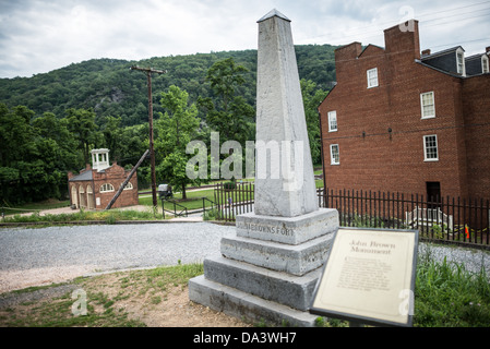 John Brown Monument Harpers Ferry West Virginia // HARPERS FERRY, West Virginia, Stati Uniti - il John Brown Monument si trova nel Parco storico nazionale Harpers Ferry, che segna il sito originale del forte di John Brown. Il forte, visibile sullo sfondo, fu trasferito per preservarlo. Questo sito commemora il raid di Brown del 1859 su Harpers Ferry, un evento fondamentale nel movimento abolizionista e un catalizzatore per la guerra civile. Foto Stock