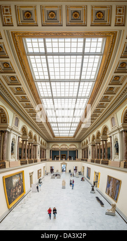 BRUXELLES, Belgio — Panorama ad alta risoluzione della sala principale dei Musei reali di Belle Arti in Belgio (in francese, Musées royaux des Beaux-Arts de Belgique), uno dei musei più famosi del Belgio. Il complesso è composto da diversi musei, tra cui il Museo d'Arte Antica (XV-XVII secolo), il Museo d'Arte moderna (XIX ­ XX secolo), il Museo Wiertz, il Museo Meunier e il Museo Magritte. Foto Stock