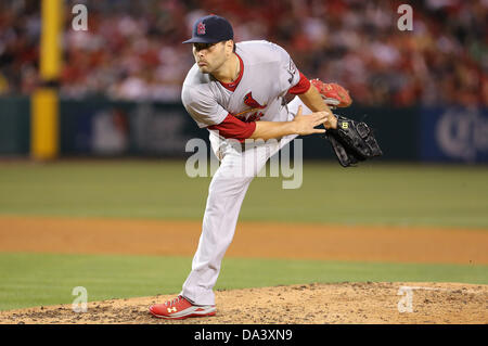 Anaheim, California, USA. Il 3° luglio 2013. Louis Cardinals a partire lanciatore lancia Lynn (31) passi durante il Major League Baseball gioco tra il St. Louis Cardinals e il Los Angeles Angeli a Angel Stadium il 2 luglio 2013 ad Anaheim, in California. Rob Carmell/CSM/Alamy Live News Foto Stock