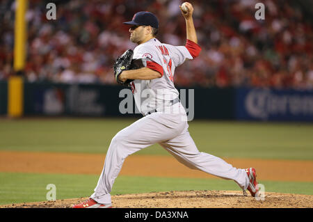 Anaheim, California, USA. Il 3° luglio 2013. Louis Cardinals a partire lanciatore lancia Lynn (31) passi durante il Major League Baseball gioco tra il St. Louis Cardinals e il Los Angeles Angeli a Angel Stadium il 2 luglio 2013 ad Anaheim, in California. Rob Carmell/CSM/Alamy Live News Foto Stock