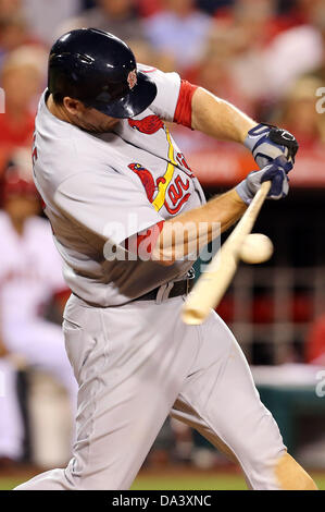 Anaheim, California, USA. Il 3° luglio 2013. Louis Cardinals terzo baseman David Freese (23) si collega con la palla durante il Major League Baseball gioco tra il St. Louis Cardinals e il Los Angeles Angeli a Angel Stadium il 2 luglio 2013 ad Anaheim, in California. Rob Carmell/CSM/Alamy Live News Foto Stock