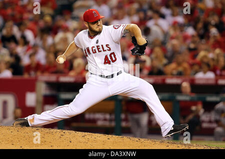 Anaheim, California, USA. Il 3° luglio 2013. Los Angeles Angels relief pitcher Kevin Jepsen (40) passi durante il Major League Baseball gioco tra il St. Louis Cardinals e il Los Angeles Angeli a Angel Stadium il 2 luglio 2013 ad Anaheim, in California. Rob Carmell/CSM/Alamy Live News Foto Stock