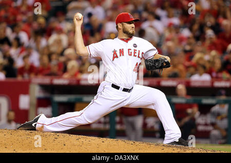 Anaheim, California, USA. Il 3° luglio 2013. Los Angeles Angels relief pitcher Kevin Jepsen (40) passi durante il Major League Baseball gioco tra il St. Louis Cardinals e il Los Angeles Angeli a Angel Stadium il 2 luglio 2013 ad Anaheim, in California. Rob Carmell/CSM/Alamy Live News Foto Stock