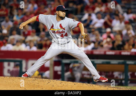 Anaheim, California, USA. Il 3° luglio 2013. Louis Cardinals relief pitcher Edward Mujica (44) passi durante il Major League Baseball gioco tra il St. Louis Cardinals e il Los Angeles Angeli a Angel Stadium il 2 luglio 2013 ad Anaheim, in California. Rob Carmell/CSM/Alamy Live News Foto Stock