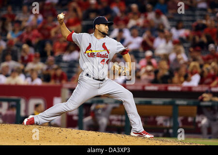 Anaheim, California, USA. Il 3° luglio 2013. Louis Cardinals relief pitcher Edward Mujica (44) passi durante il Major League Baseball gioco tra il St. Louis Cardinals e il Los Angeles Angeli a Angel Stadium il 2 luglio 2013 ad Anaheim, in California. Rob Carmell/CSM/Alamy Live News Foto Stock