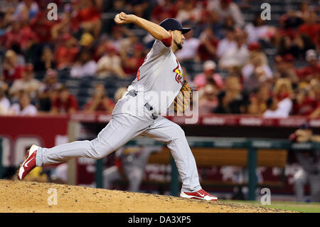 Anaheim, California, USA. Il 3° luglio 2013. Louis Cardinals relief pitcher Edward Mujica (44) passi durante il Major League Baseball gioco tra il St. Louis Cardinals e il Los Angeles Angeli a Angel Stadium il 2 luglio 2013 ad Anaheim, in California. Rob Carmell/CSM/Alamy Live News Foto Stock