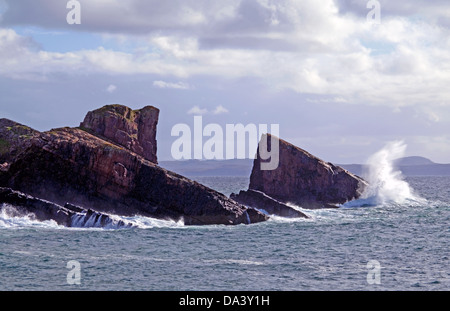 Rottura d'onda nel gruppo Rock di Clachtoll, Clachtoll baia vicino a Lochinver, Assynt, Sutherland, Northwest Highlands della Scozia UK Foto Stock