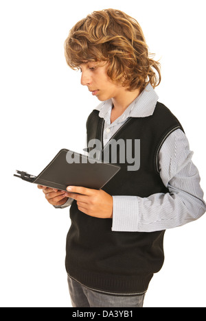 Teen ragazzo lettura da un tablet pc isolati su sfondo bianco Foto Stock