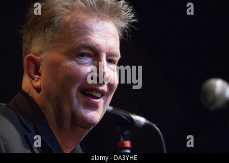 Londra, Regno Unito. Il 2 luglio 2013. Tom Robinson e EMI/Parlophone celebrare 35 anni poiché il potere nel buio con una via per tenere traccia delle prestazioni dell'album originale. Il 2 luglio 2013, Londra. Credito: martyn wheatley/Alamy Live News Foto Stock