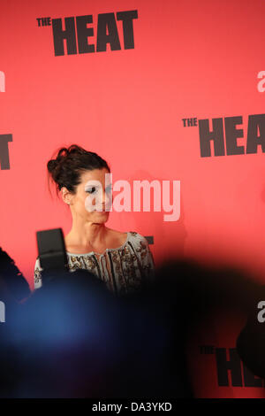 Sydney, Australia. Il 2 luglio 2013. Sandra Bullock e altre stelle camminato il tappeto rosso a Sydney per la premiere australiana del calore. Nella foto è Sandra Bullock. Credito: Credito: Richard Milnes / Alamy Live News. Foto Stock