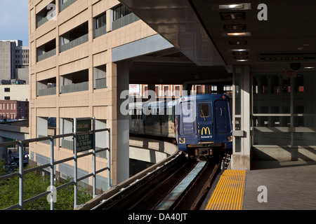 Un People Mover Cadilac lascia la stazione centrale di Detroit (MI) Foto Stock