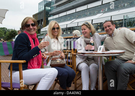 Il torneo di Wimbledon, Londra, Regno Unito. Il 2 luglio 2013. Il torneo di Wimbledon Tennis Championships 2013 tenutosi presso il All England Lawn Tennis e Croquet Club di Londra, Inghilterra, Regno Unito. Vista generale (GV). Ventole gustando champagne prima dell'inizio del campo da tennis. Credito: Duncan Grove/Alamy Live News Foto Stock