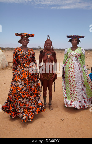 Le donne Herero e Himba donna (centro) in abito tradizionale, vicino Uis, Namibia, Africa Foto Stock