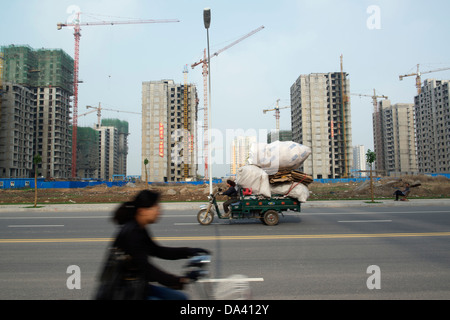 Un immobile sito in costruzione è in uno stato di interruzioni del lavoro in Anyang, nella provincia di Henan, Cina. 27-Maggio-2013 Foto Stock