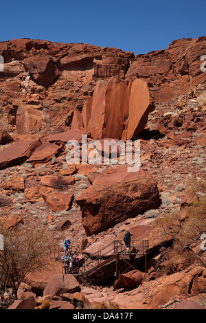 I turisti a Twyfelfontein Sito Patrimonio Mondiale dell'UNESCO, Damaraland, Namibia, Africa Foto Stock