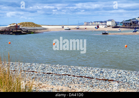 Località balneare di Barmouth, Barmouth Bay, Gwynedd, Wales, Regno Unito prese sulla bella giornata da Fairbourne Foto Stock